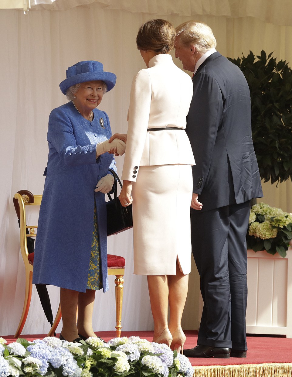 4E3573E900000578-5952671-The_first_lady_also_met_the_Queen_with_a_handshake_rather_than_t-a-4_1531538951357.jpg