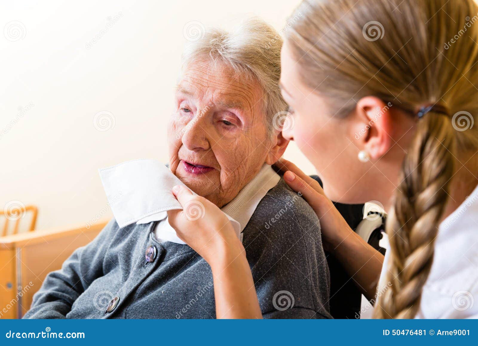 nurse-wiping-mouth-senior-woman-nursing-home-elderly-women-50476481.jpg