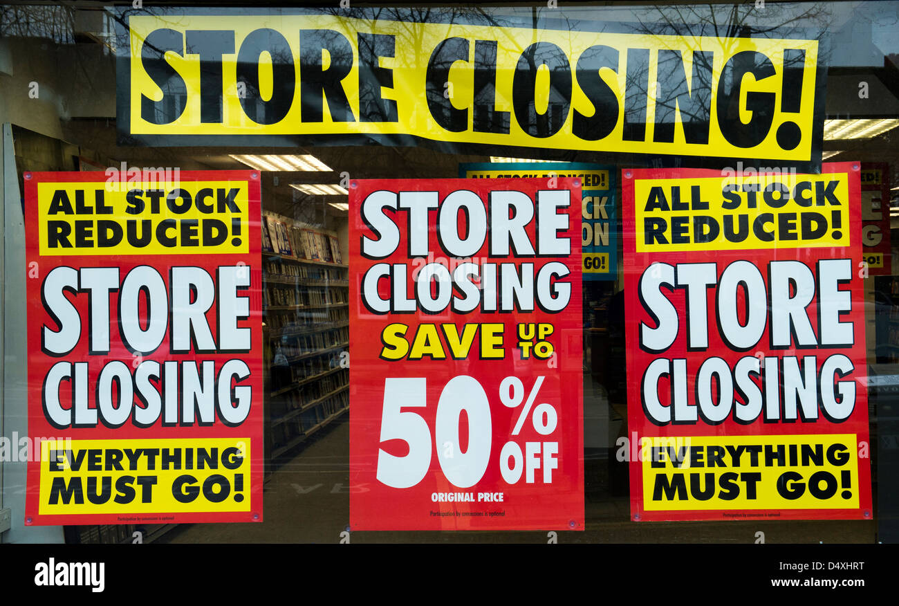 store-closing-signs-on-a-shop-window-oxfordshire-england-D4XHRT.jpg